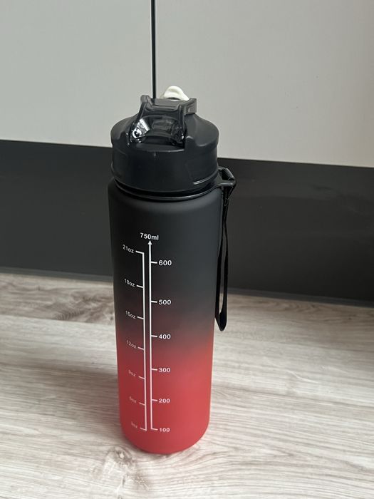Nowa butelka na wodę 750 ml – czerwono-czarna, z miarką i ustnikiem