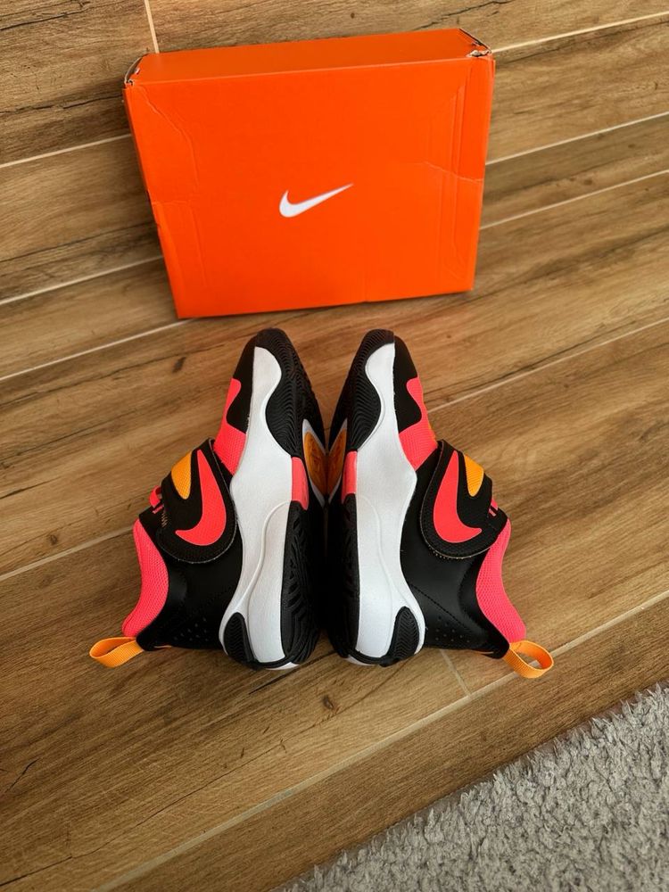 Кроссовки Nike Team Hustle