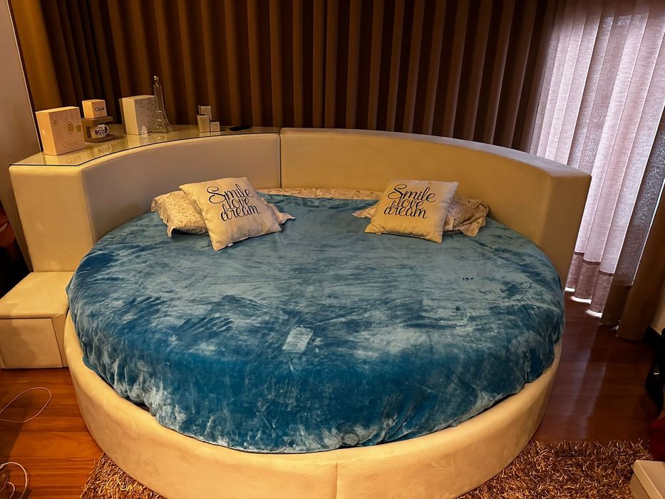 Cama redonda enorme