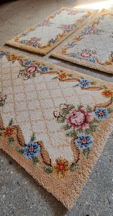 Conjunto 3 tapetes com motivos florais como novos
Medidas:
Tapete gran