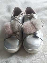 Buty srebrne dziewczęce z pomponami z futerka roz.33