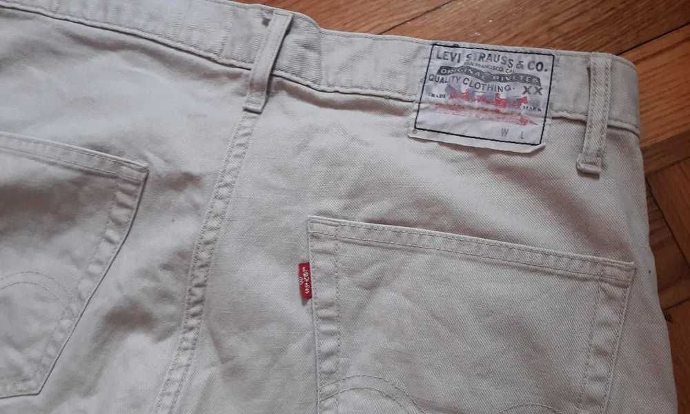 Beżowe kremowe spodnie męskie jeans Levis W32L34