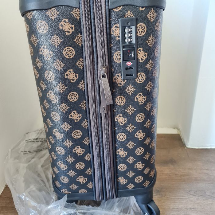 Guess walizka wilder travel 18 in 35L torba podróżna logowana logo brą
