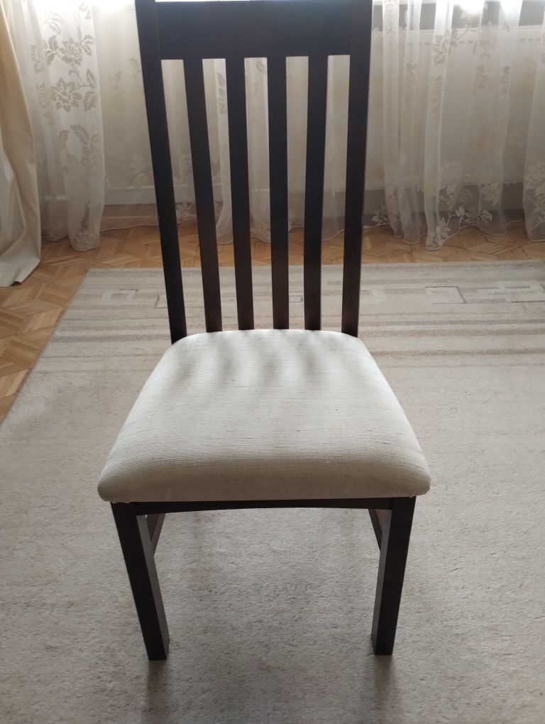 Stół drewniany rozkładany i sześć krzeseł.