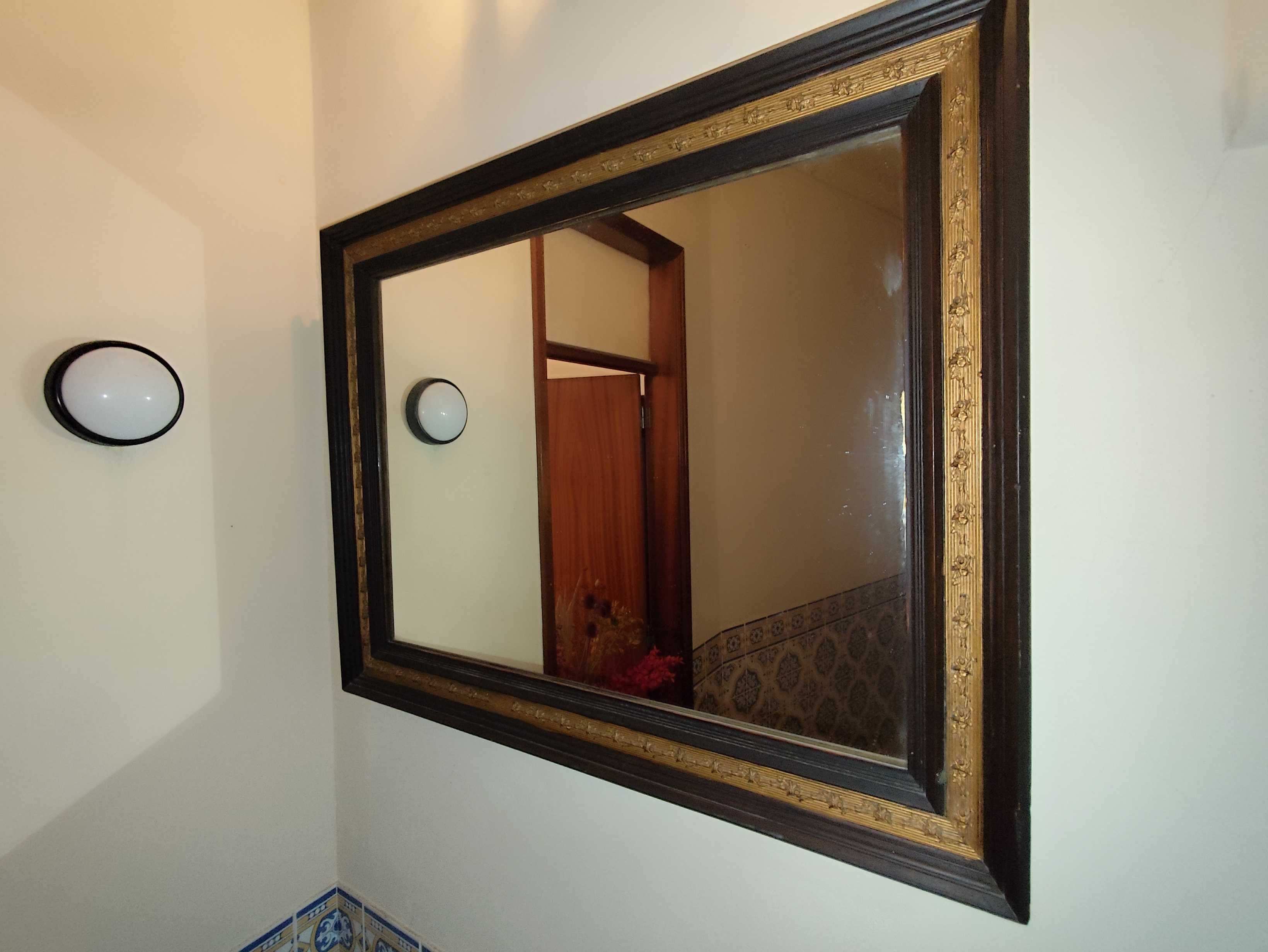 Espelho grande de parede decorativo com moldura de madeira trabalhada