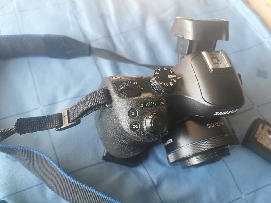 Aparat Samsung NX30 z obiektywem