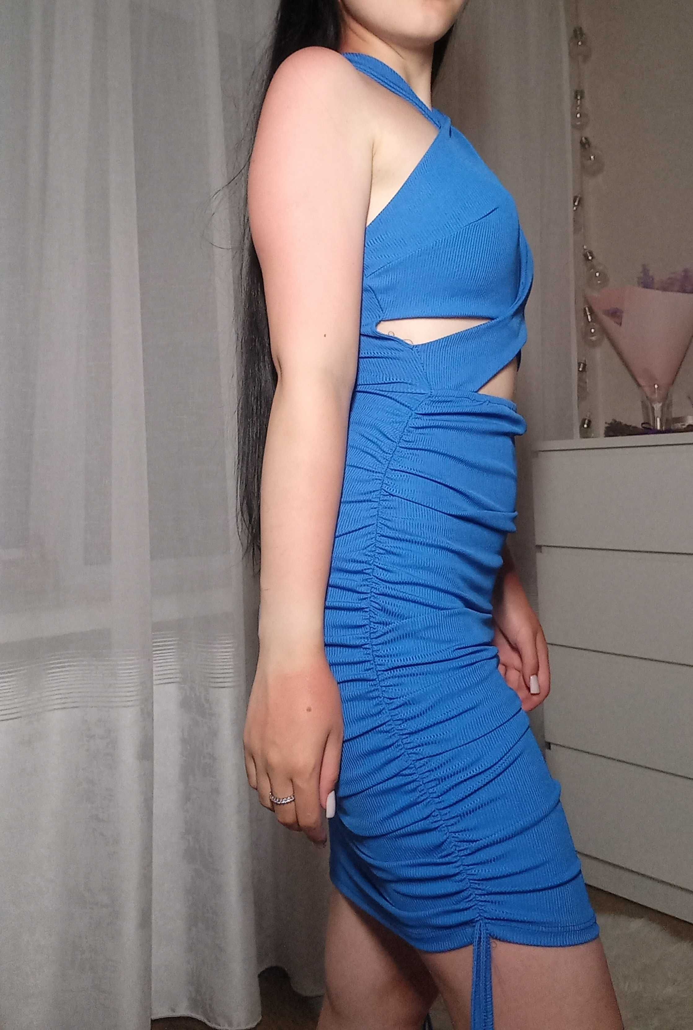 синя сукня з вирізом, m