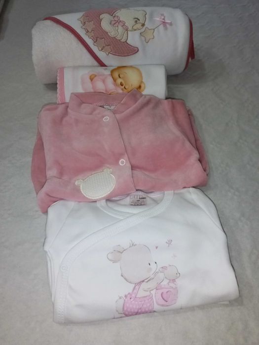 Roupa e acessórios de bebé