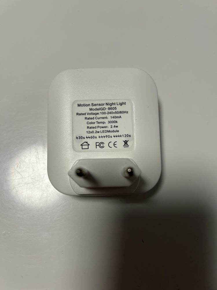 Lampka nocna LED z czujnikiem ruchu GD-8605 – bardzo dobry stan