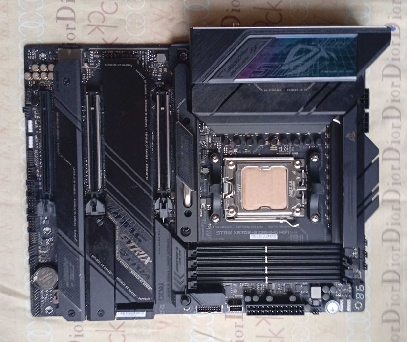 Материнська плата Asus ROG STRIX X670E-E Gaming Wi-Fi