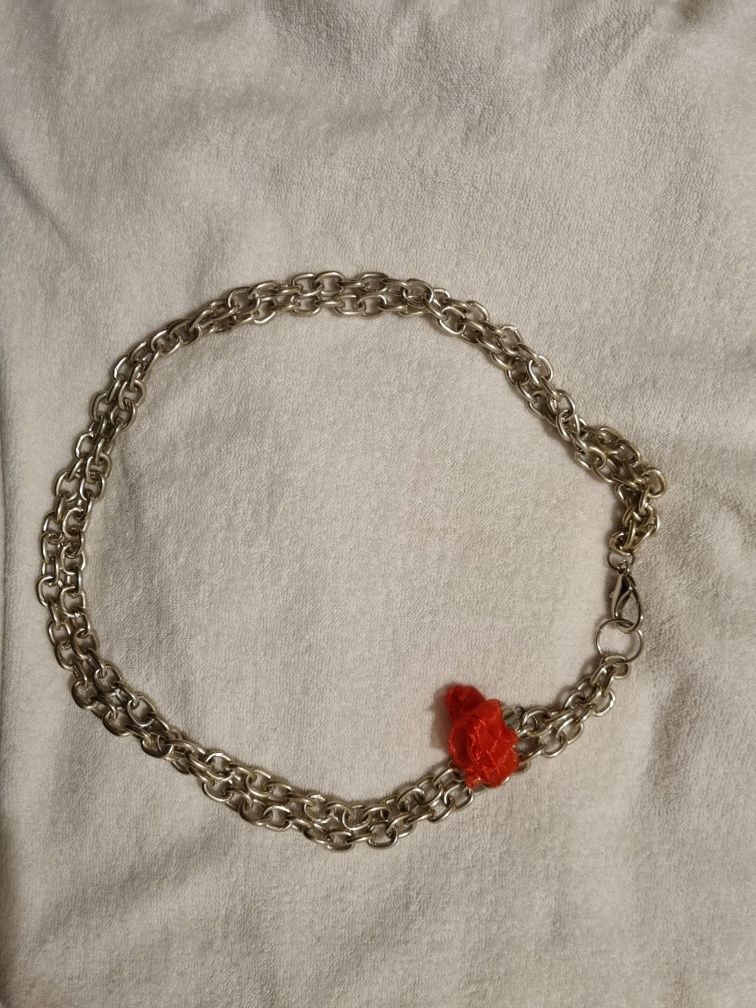 Colar/corrente com flor vermelha