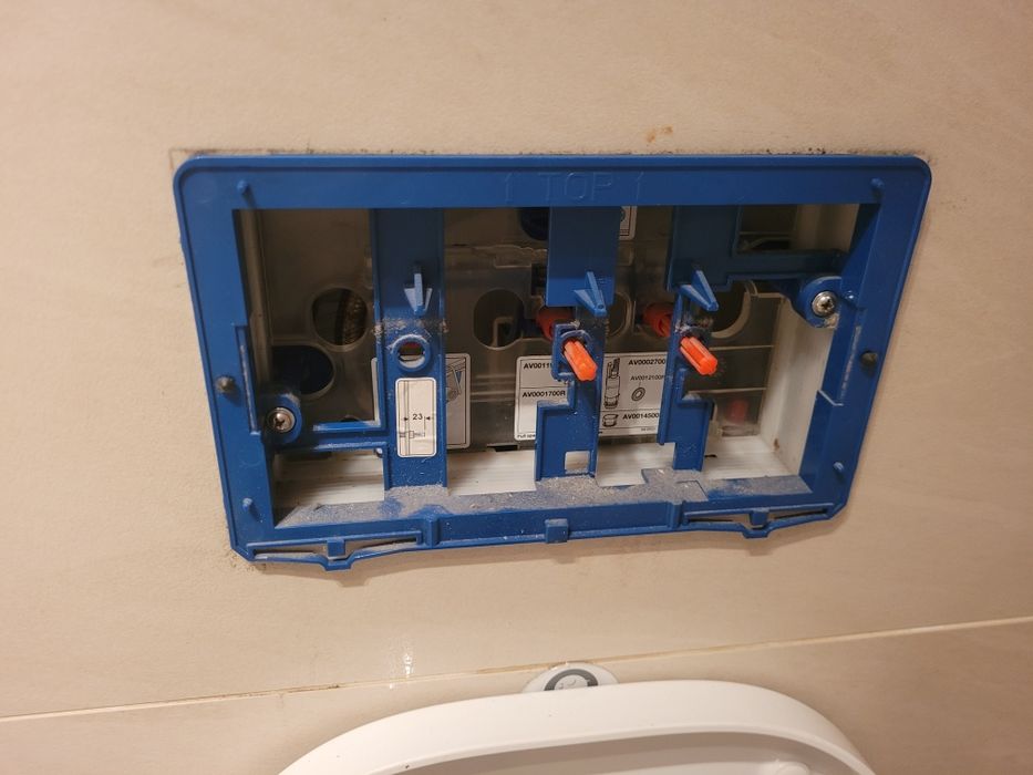 Hydraulik naprawa spłuczki podtynkowej wymiana syfonu przegląd kamera