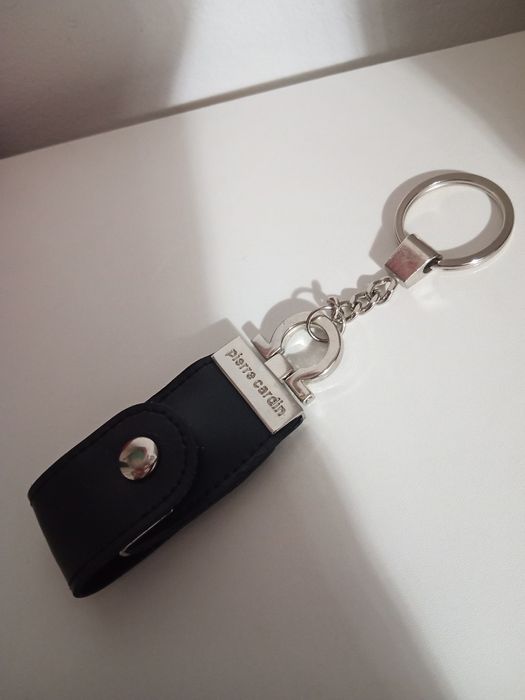 USB 2gb porta-chaves Pierre Cardin em pele preta e metal prateado.