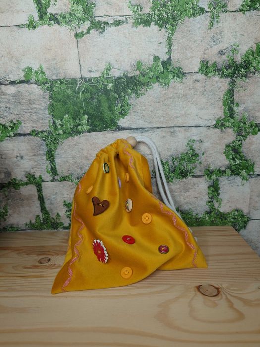 Ręcznie robiony welurowy woreczek na drobiazgi