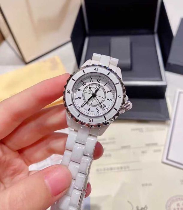 Biały zegarek damski Chanel