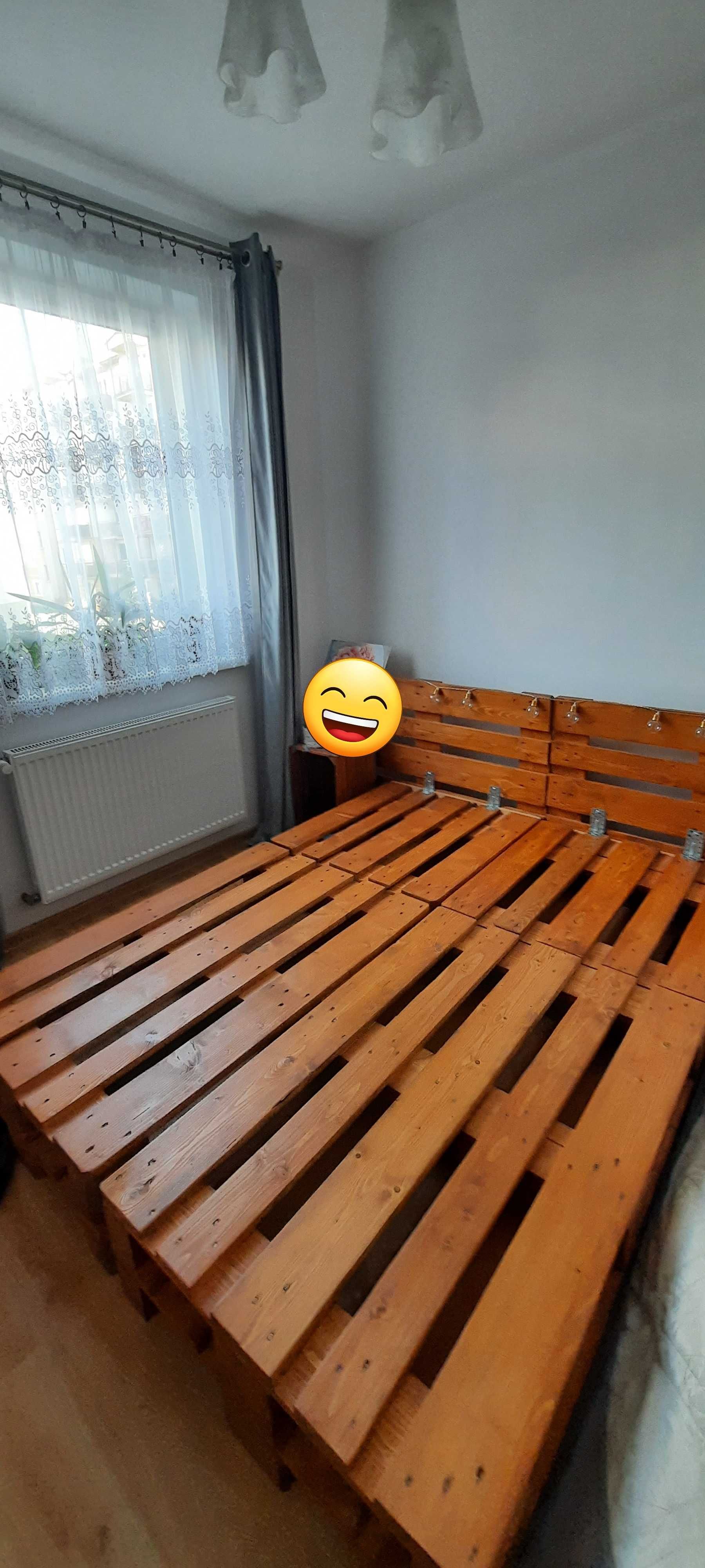 Duże łóżko z palet