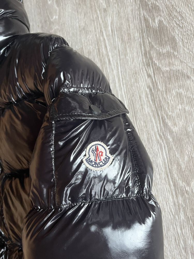 Продам Пуховик MONCLER