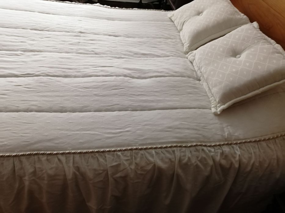 coberta de cama de casal com almofadas, estado novo