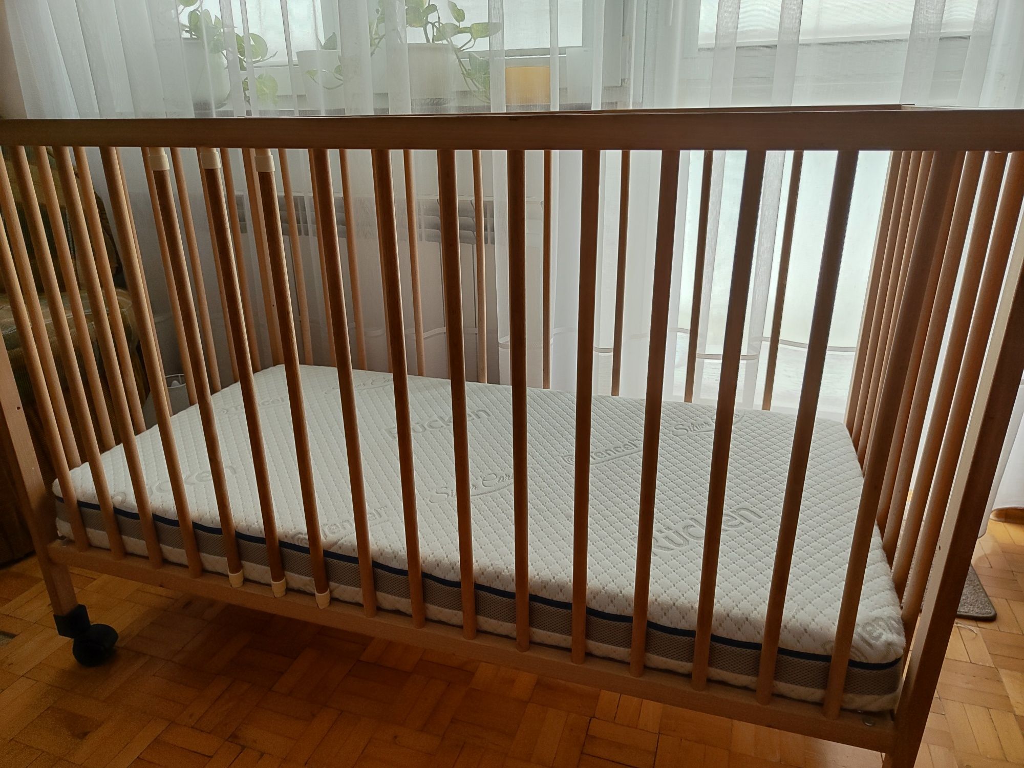Łóżeczko drewniane na kółkach Ikea