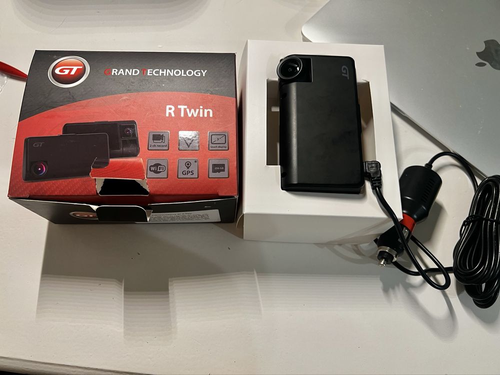 Новый видеорегистратор в авто  r twin