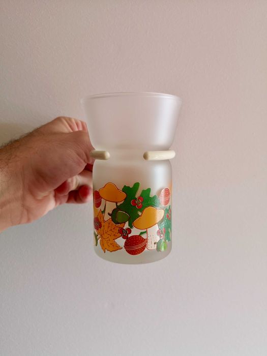 Par de copos vintage em vidro fosco e com asa removível; outonal