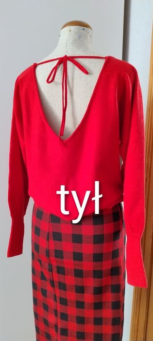 Czerwony sweter,dekolt na plecach, wiązany,bufiaste rękawy