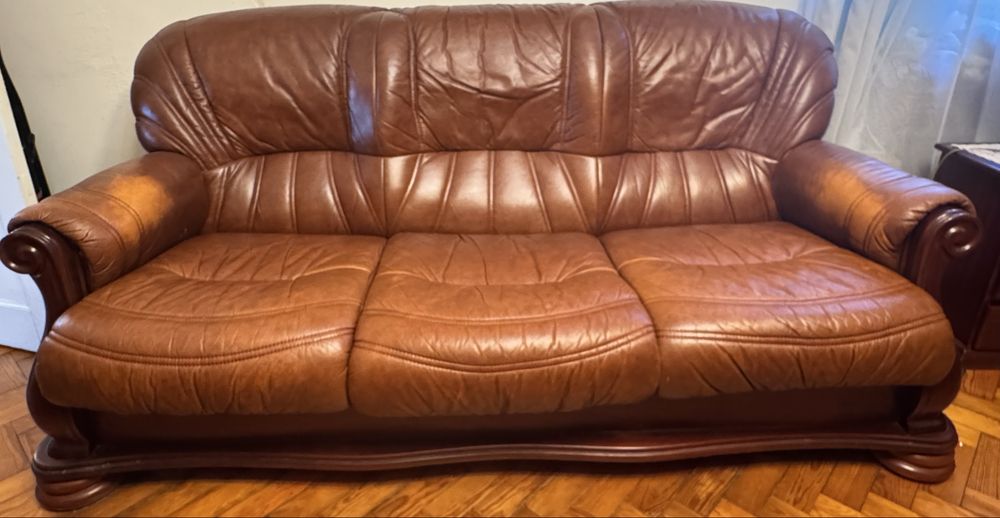 Sofá cama em pele e mogno