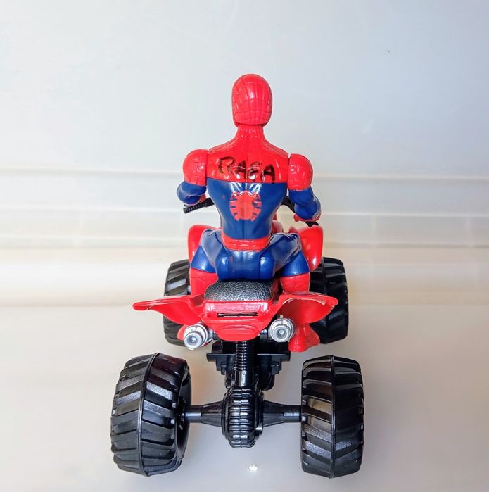 Homem Aranha e a sua moto 4.