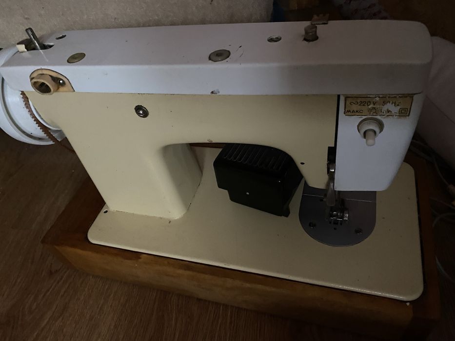 Швейная машинка Чайка -142 М