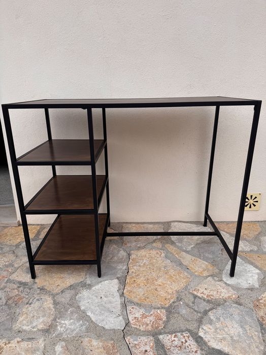 Mesa com prateleiras como nova