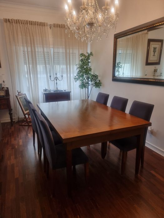 Mesa de Jantar em cerejeira, 180cm a 330cm por 120cm com 6 cadeiras.