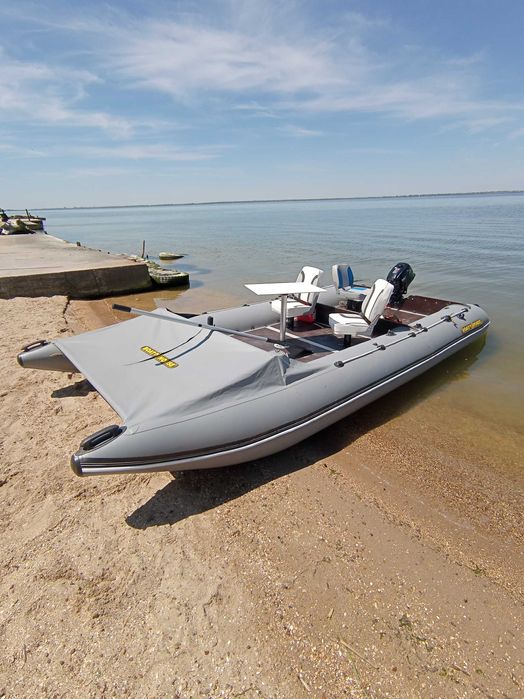 Катамаран Boathouse Travel 570 с парусом, тентом, креслами и столом