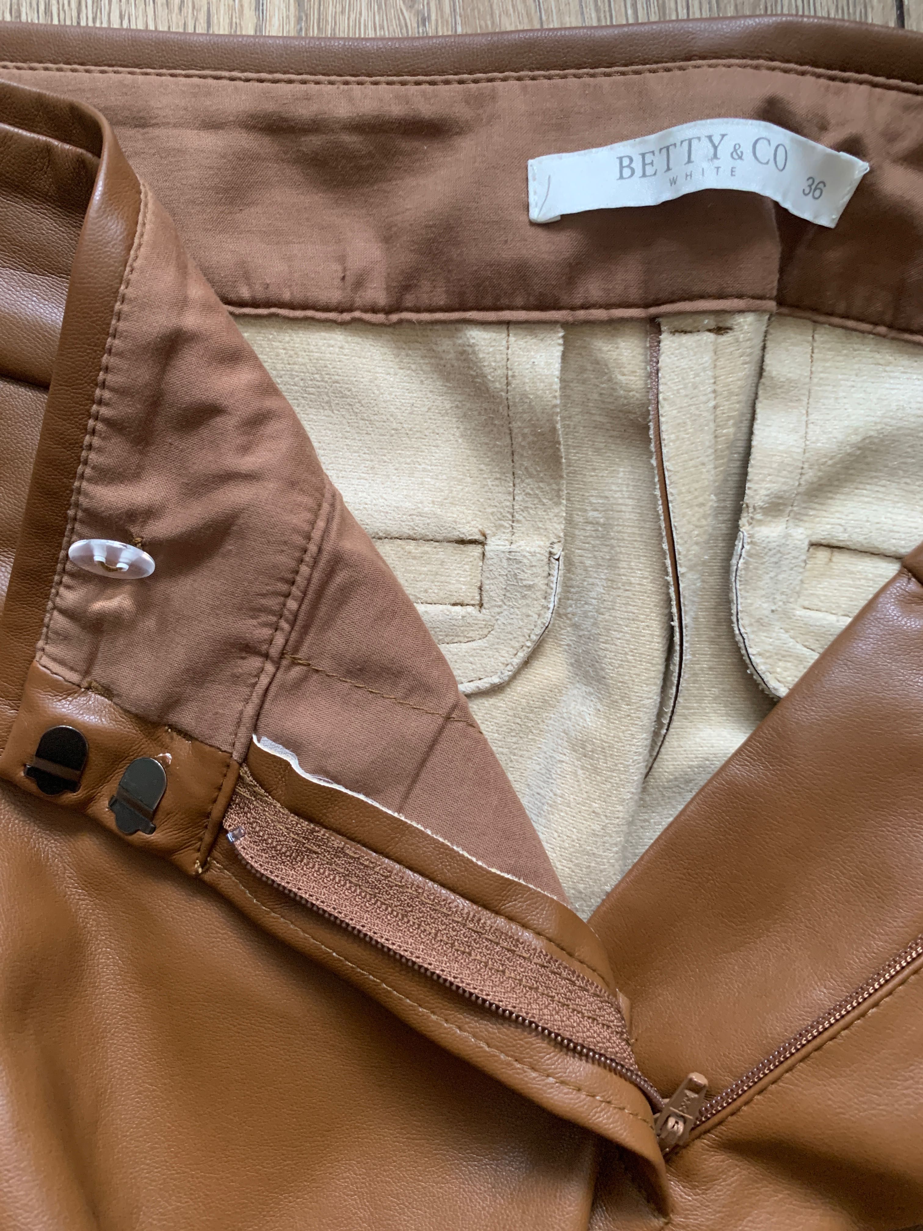 BETTY & CO WHITE
Spodnie z imitacji skóry - koniakowy