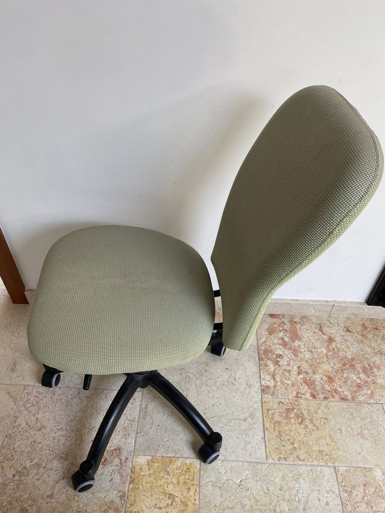 Cadeira de escritório giratória de cor verde em tecido