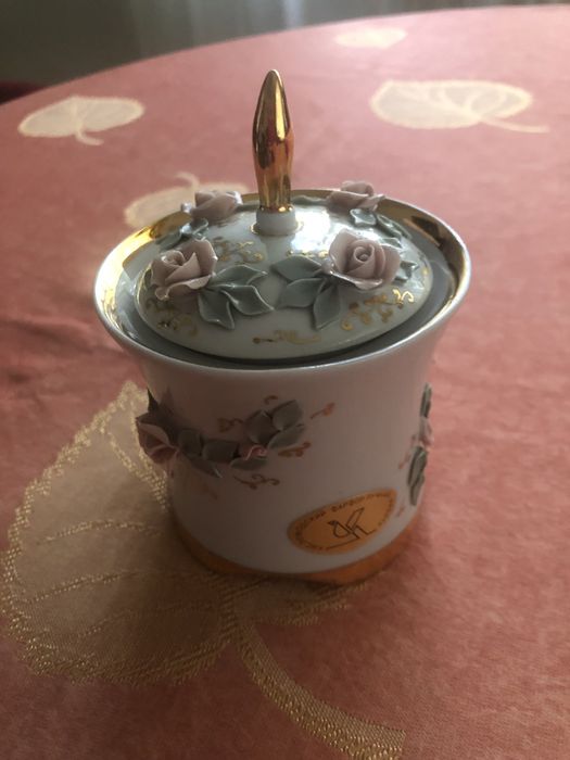 Porcelanowa szkatułka