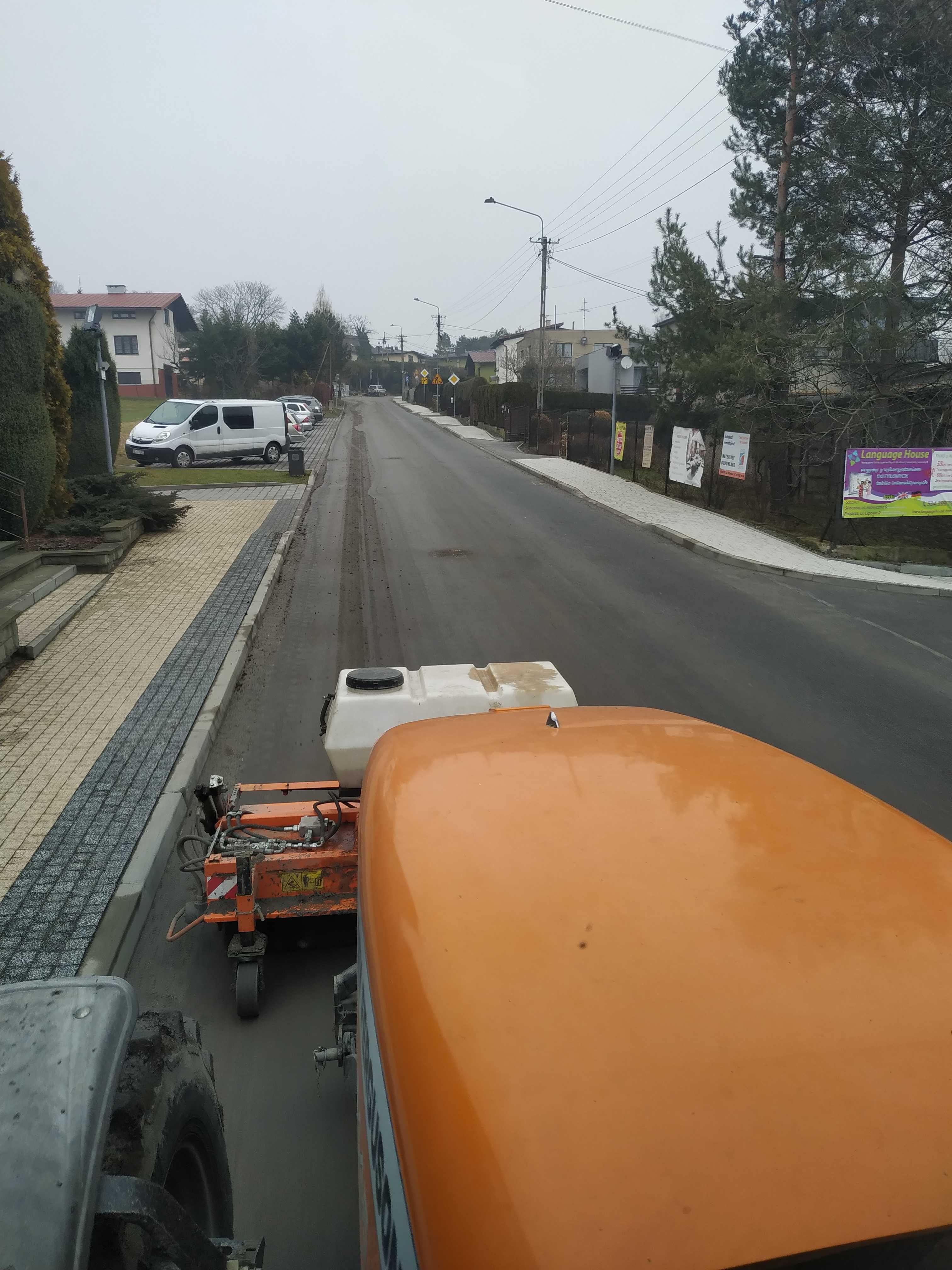 Zamiatanie utrzymanie czystości sprzątanie zamiatarka dróg chodników