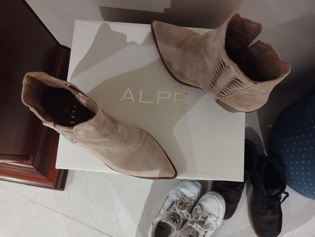 Botins em camurça (pele) bege, marca Alpe. Tamanho 36.