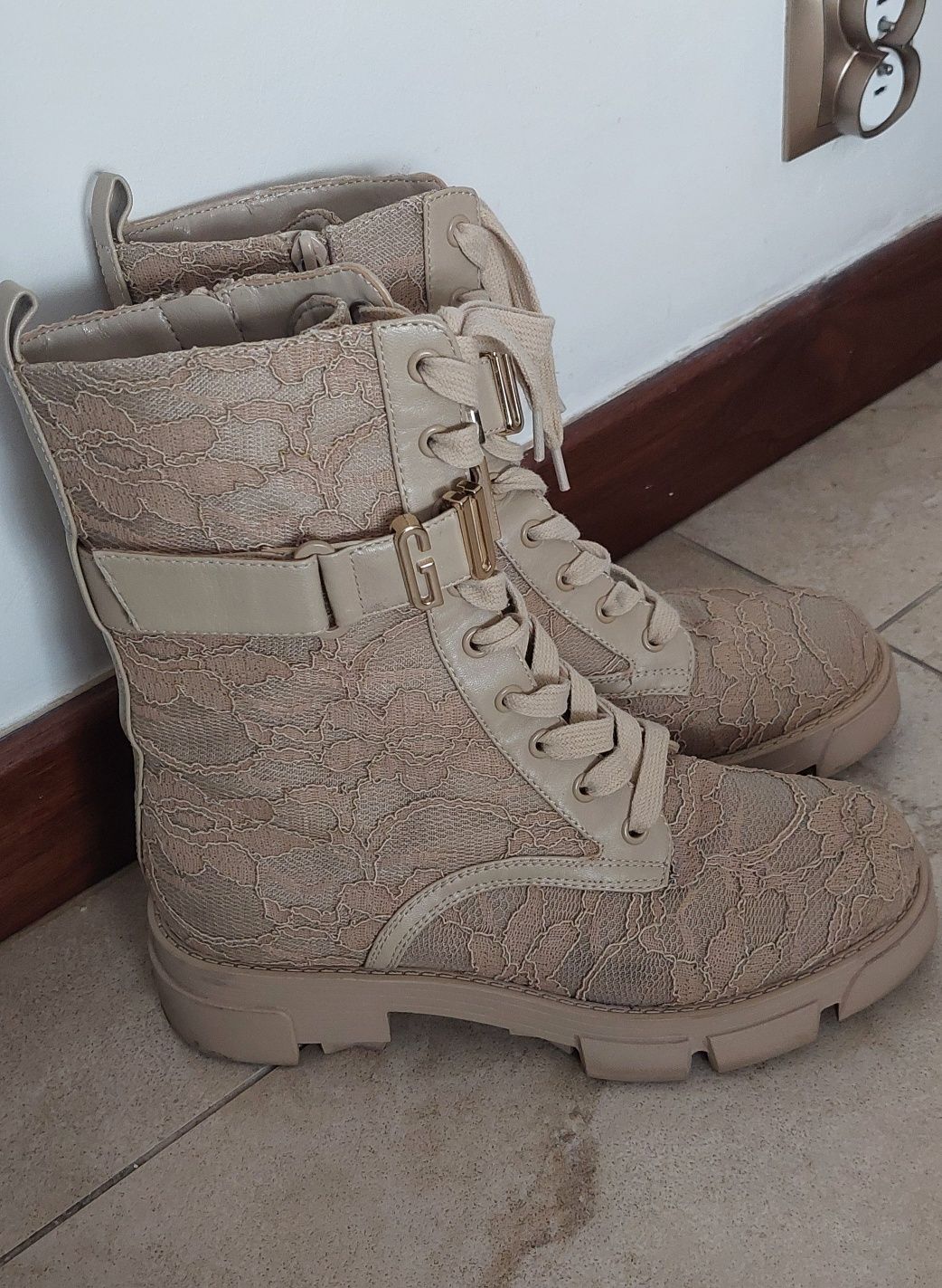 Koronkowe botki Guess ażurowe szydełkowe trapery boho