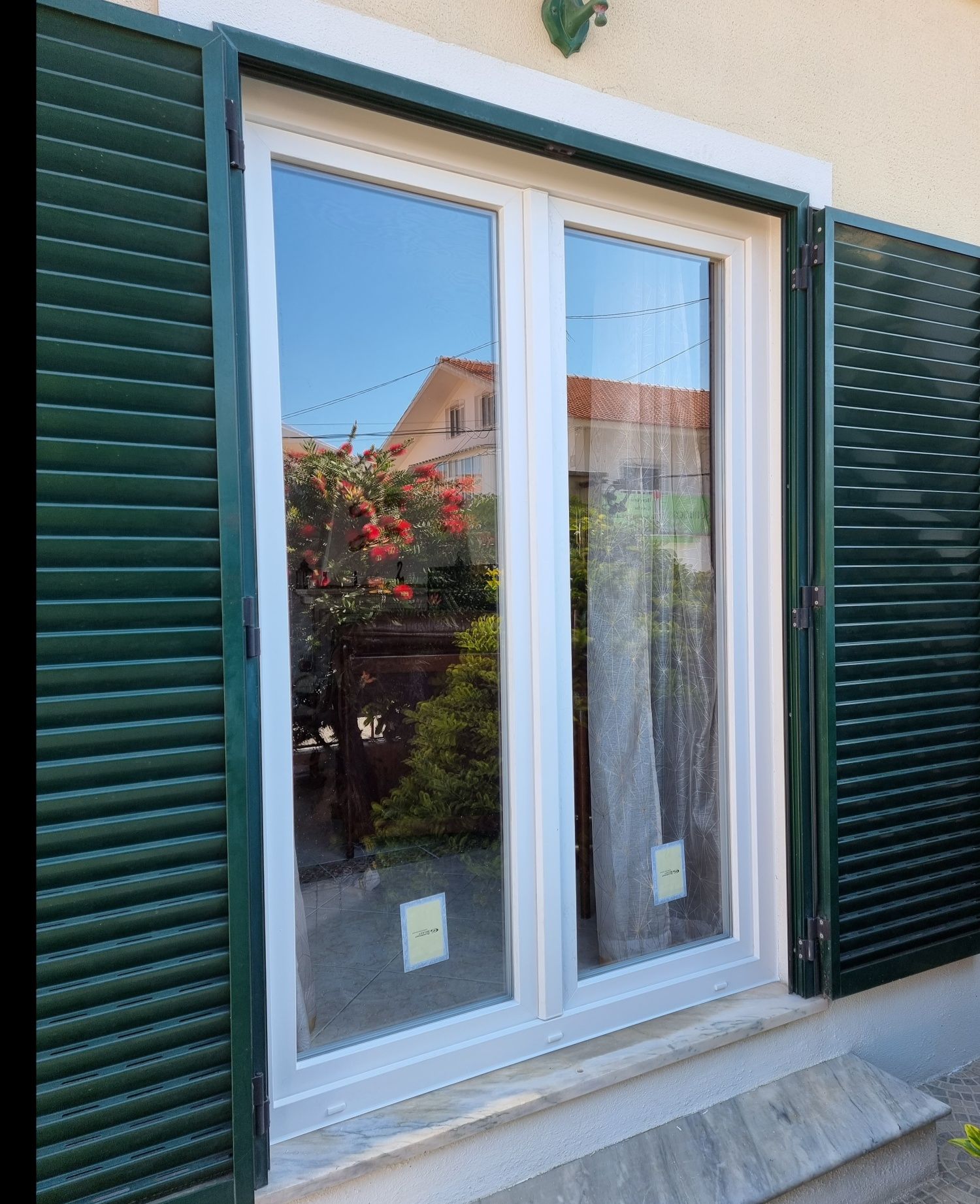Estores, portas e janelas em PVC - Substituímos suas janelas antigas!