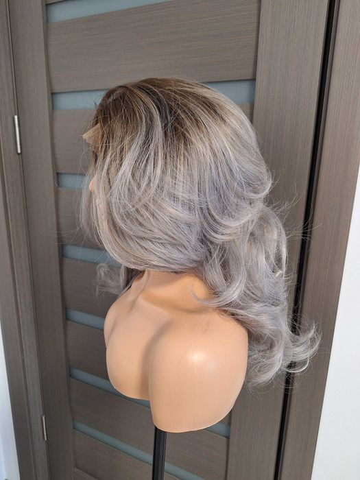 Peruka z koronką w platynowym blond ombre