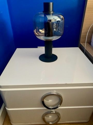 Wysoki połysk biala szafka nocna .