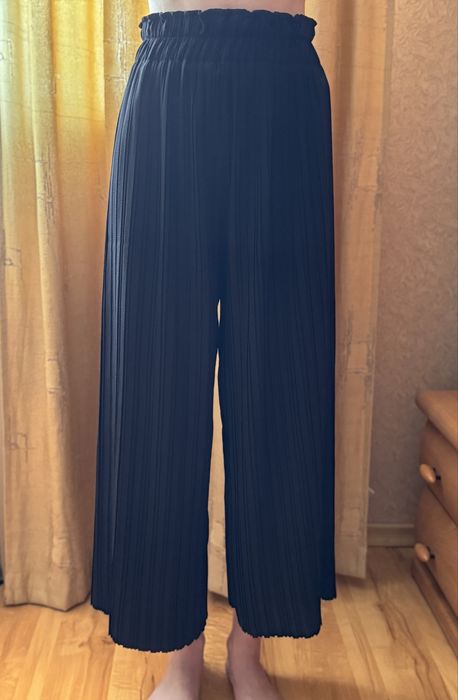 Чорні штани кльош із драпуванням