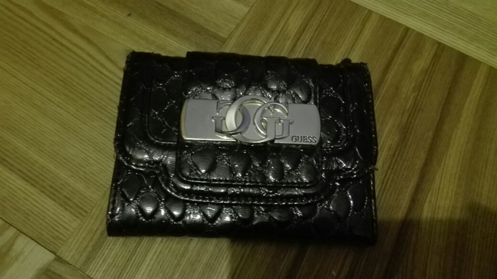 Guess portfel lakierowany pikowany