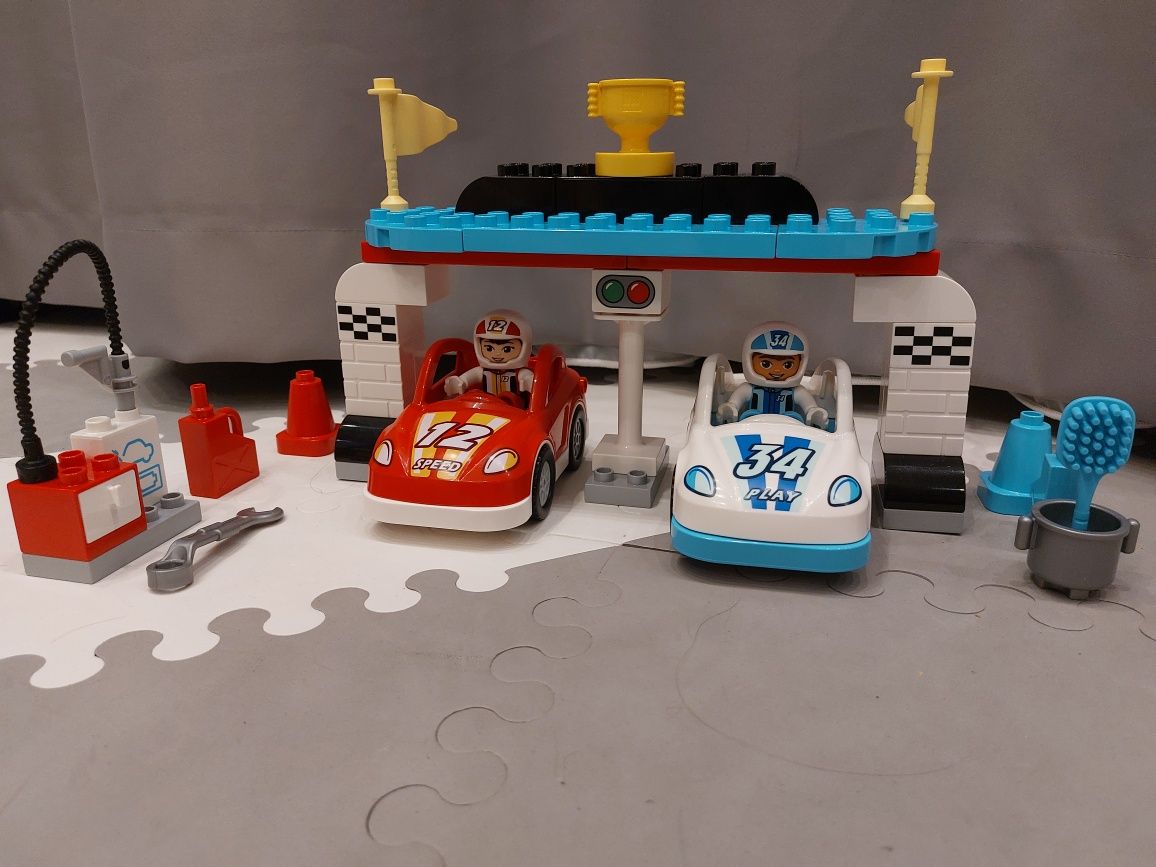 KOMPLETNY zestaw Lego Duplo 10947 samochody wyścigowe,  wyścig ig