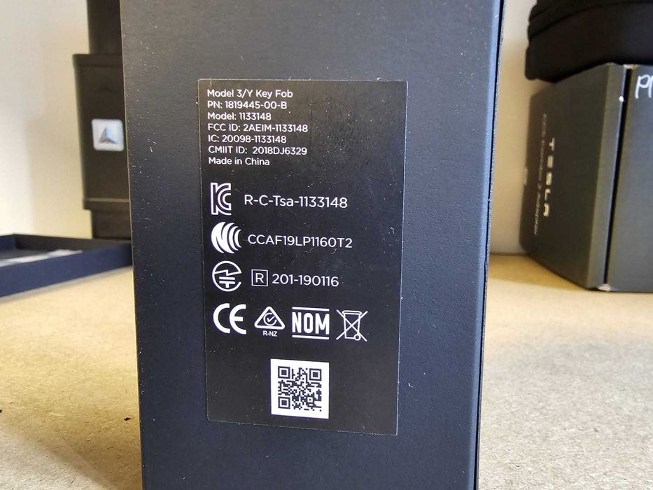 Оригинальный ключ Tesla Model 3/Y 1819445-00-B посл модификация