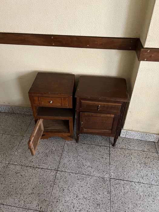 Vendo 2 mesas 2 mesinhas de cabeceira 4 cadeiras tudo em Madeira