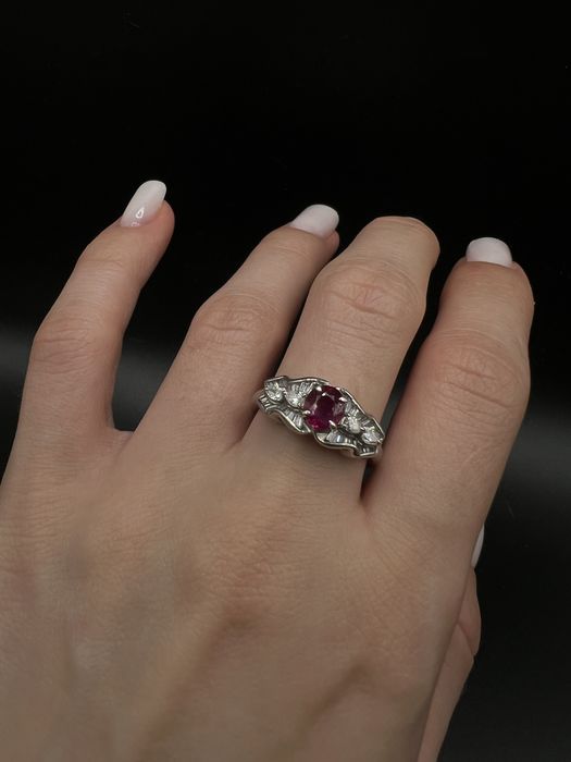 Pierścionek platynowy z rubinem Birma i brylantami 1,65 ct