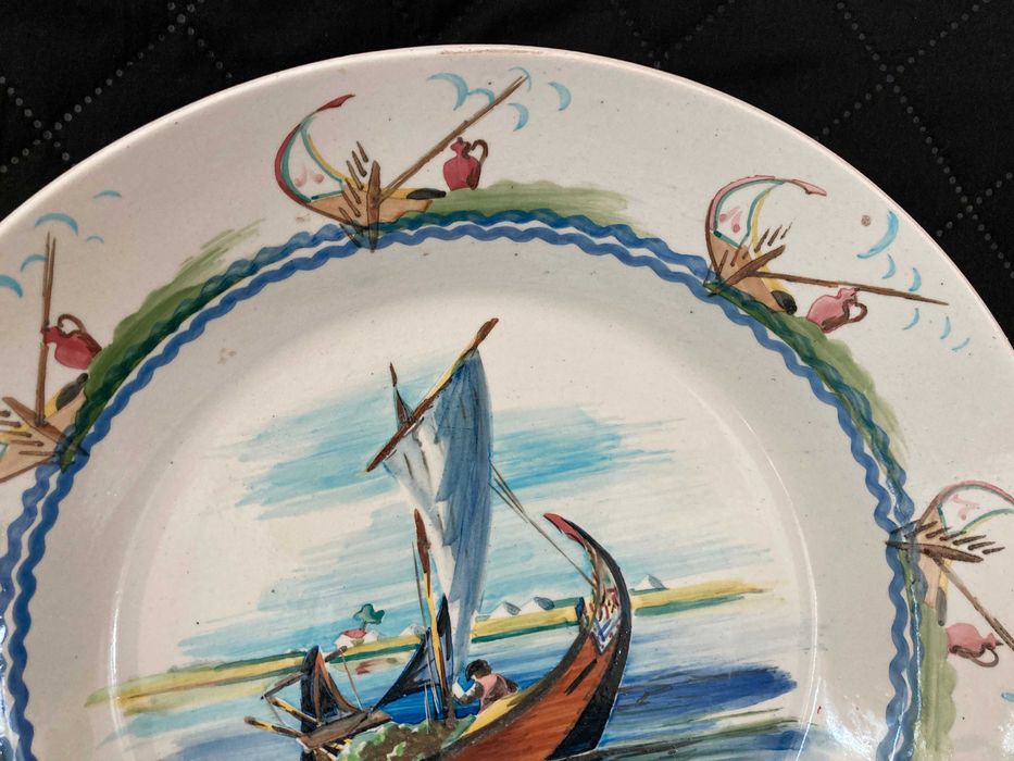 Prato decorativo em cerâmica com moliceiro