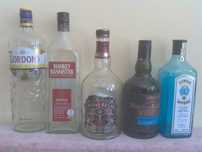 Бутылки джин, виски, водка.