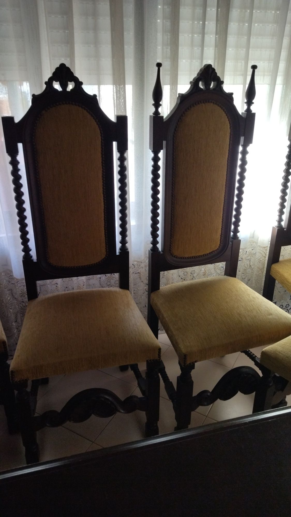 Mesa, cadeiras e móvel